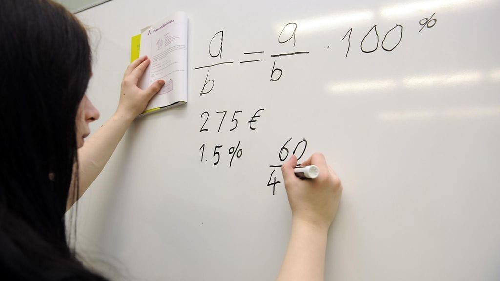 Koulunvaihto lisää kiusatuksi joutumisen riskiä, mutta yhdenkin kaverin löytäminen uudesta koulusta suojaa kiusaamiselta. Kuvituskuva.