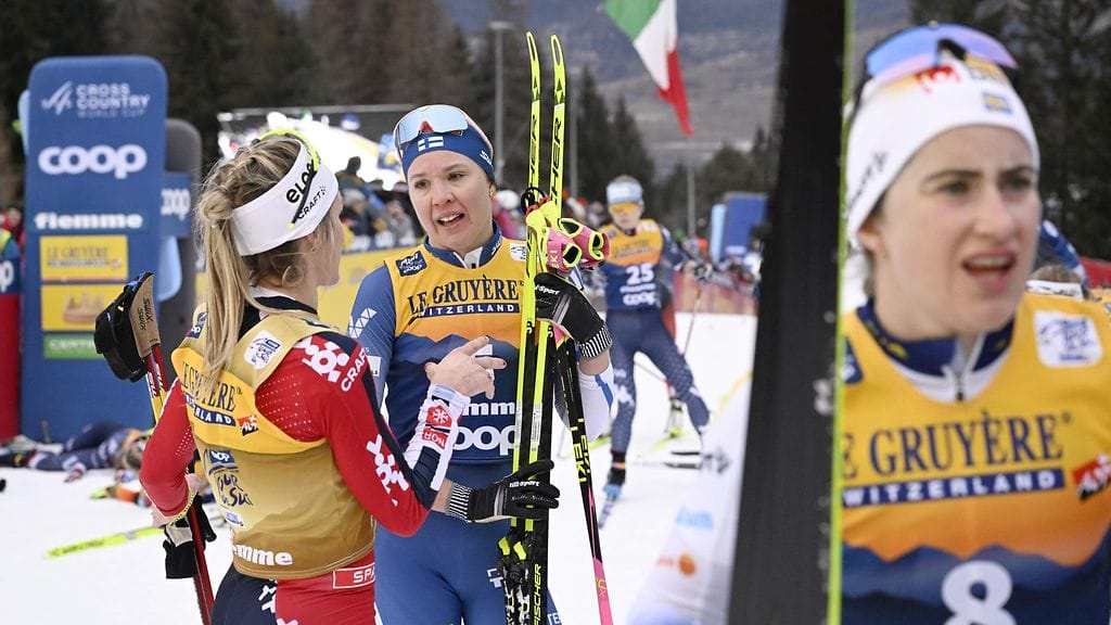 Kerttu Niskanen vaihtoi ajatuksia Tour de Skin voittaneen Therese Johaugin (vas.) kanssa kiertueen päätteeksi.
