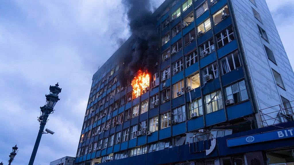 Arkistokuvaa Venäjän tekemistä iskuista rakennuksiin Ukrainassa.