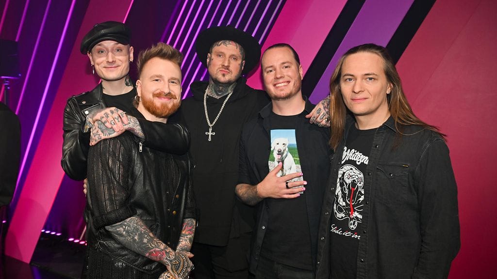 One Morning Left UMK 2025 -julkistustilaisuudessa. Laulusolisti Mika Lahti kuvassa kolmas vasemmalta.