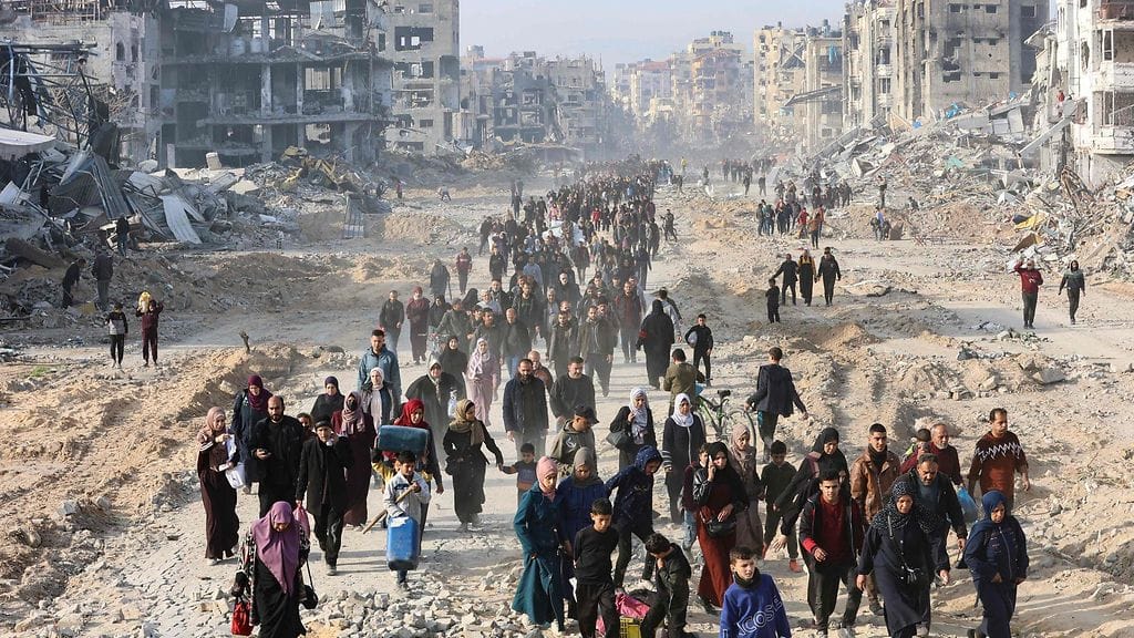 Arkistokuva. Palestiinalaisia kävelee tietä pitkin Saftawin alueella Jabaliassa 19.1.2025.