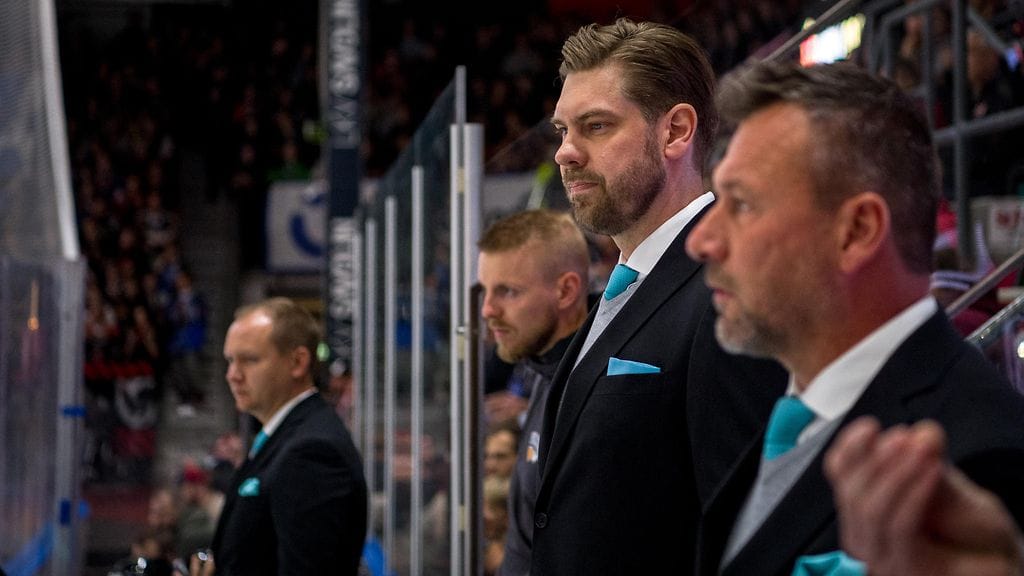 Jussi Taipale (vas.) on Pelicansin uusi päävalmentaja.