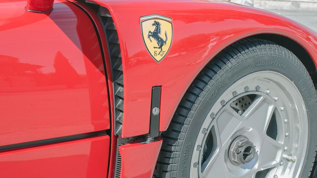 Ferrari F40 lähti hansikkaasta. Kuvituskuva.