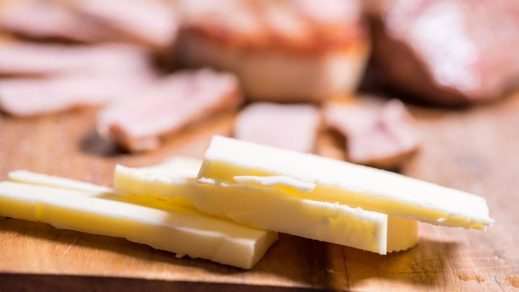 Carnivore-ruokavalio sisältää eläinperäisiä tuotteita, kuten juustoa, voita, lihaa, siipikarjaa ja kananmunia. Kuvituskuva.