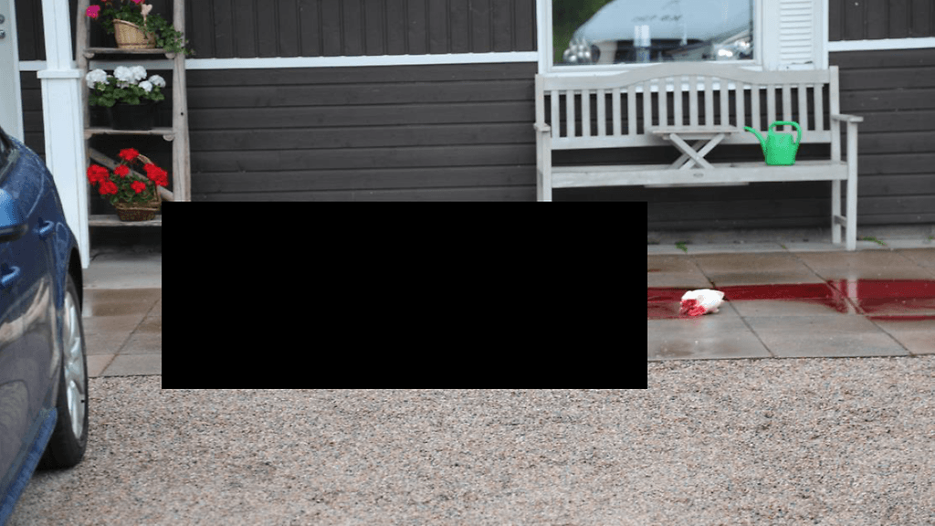 Poliisin ottama kuva uhrista kotitalonsa edustalla. Kuva esitutkintapöytäkirjasta.