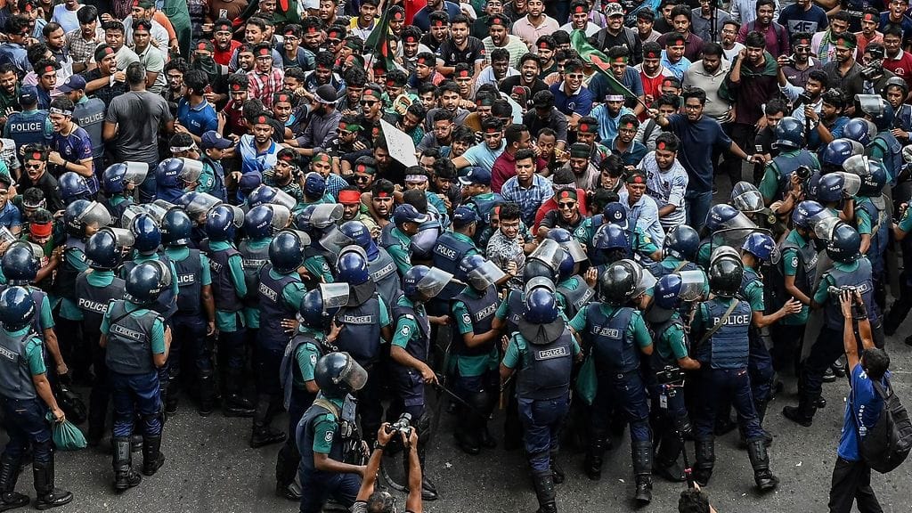 Bangladeshin syrjäytetty hallinto hyökkäsi järjestelmällisesti mielenosoittajien kimppuun ja oli osallisena sadoissa mielivaltaisissa protestoijien tappamisissa, kun se yritti pysyä vallassa viime vuonna.