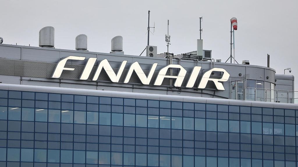 Kuvituskuvassa lentoyhtiö Finnairin logo Helsinki-Vantaan lentokentällä.