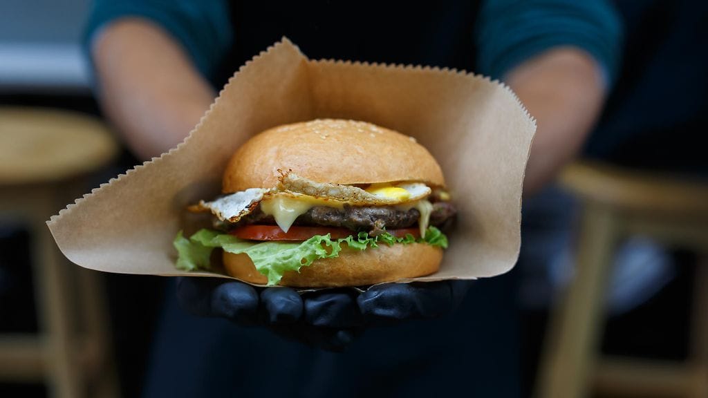 Moni ei kaipaa hampurilaisensa väliin suolakurkkua.