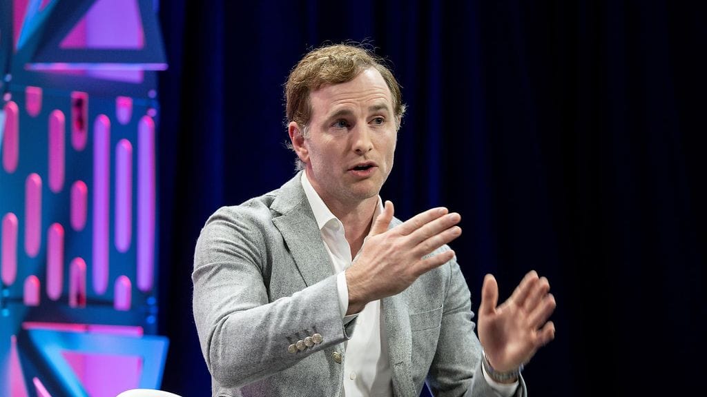 New York Timesin lähteiden mukaan virastoon säästöjä etsimään liittyy majoituspalvelu AirBnB:n perustajiin kuuluva Joe Gebbia.