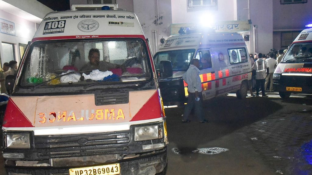 Ainakin 15 ihmistä kuollut ryntäyksessä New Delhin rautatieasemalle Intiassa. Kuvituskuvassa ambulansseja Hathrasissa Intiassa.