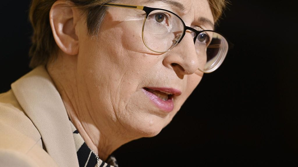 "Tutkimustiedot ovat muuttuneet. Vääriin oletuksiin ei pidä ideologisesti hirttäytyä", ministeri Sari Essayah kirjoittaa.