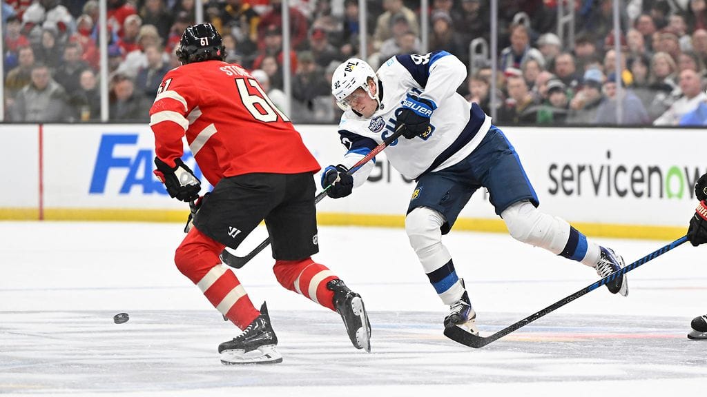 Patrik Laine (kuvan valkopaita).