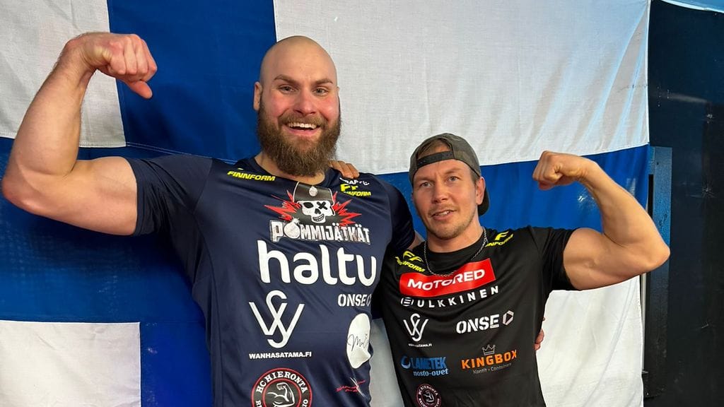 Joonas Kuivalainen (vas.) ja Joonas Mäkipelto pullistelivat maailmanmestaruuksiensa kunniaksi.