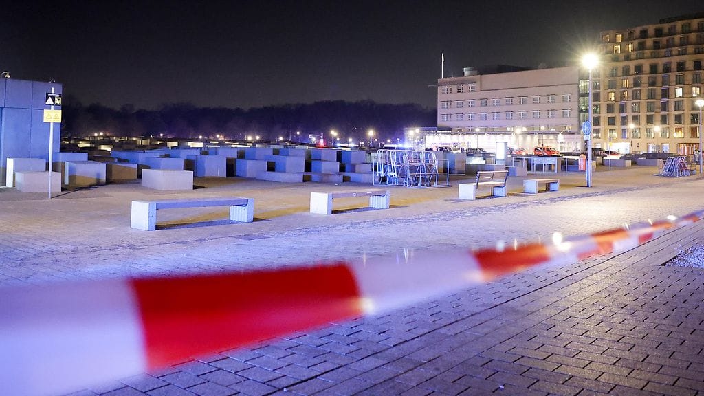 Poliisin eristysnauhat ympäröivät muistomerkkiä.