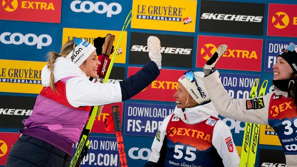 Therese Johaug (vas.) uskoo Kerttu Niskasen taistelevan MM-mitalista ja jopa kullasta 10 kilometrin perinteisen väliaikalähtökilpailussa Trondheimissa.