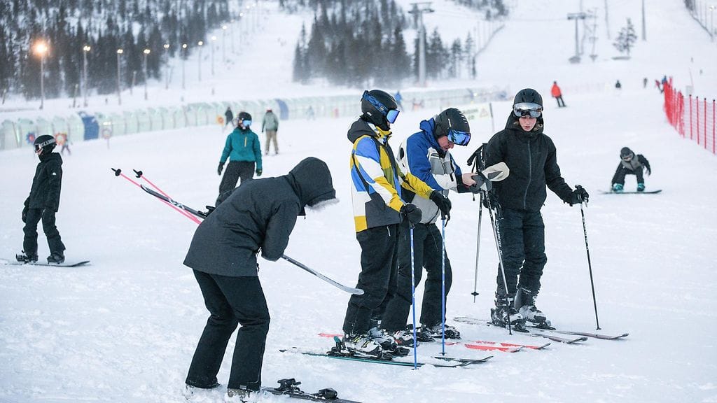 Kuvituskuvassa laskettelijoita Ylläksellä Kolarissa Lapissa.