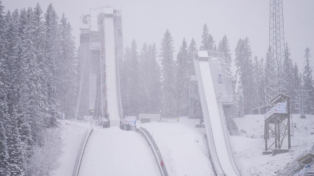 Lumisade laskeutui Trondheimin mäkistadionille tiistaina.