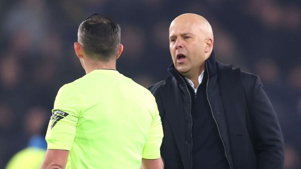 Michael Oliver näytti Arne Slotille punaista korttia kuulemansa jälkeen.