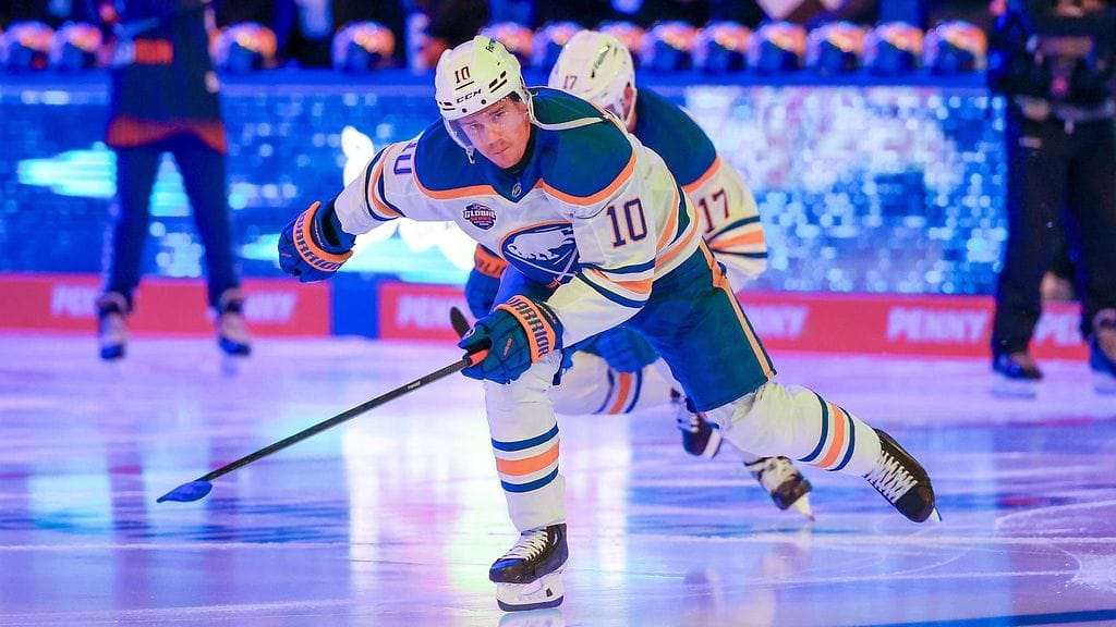 Henri Jokiharju vaihtaa Buffalosta Bostoniin.