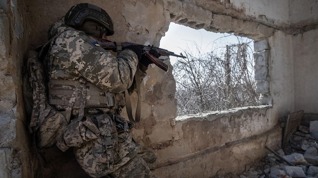 Ukrainan sotilas taisteluharjoituksissa Donetskin alueella Itä-Ukrainassa 7. maaliskuuta.