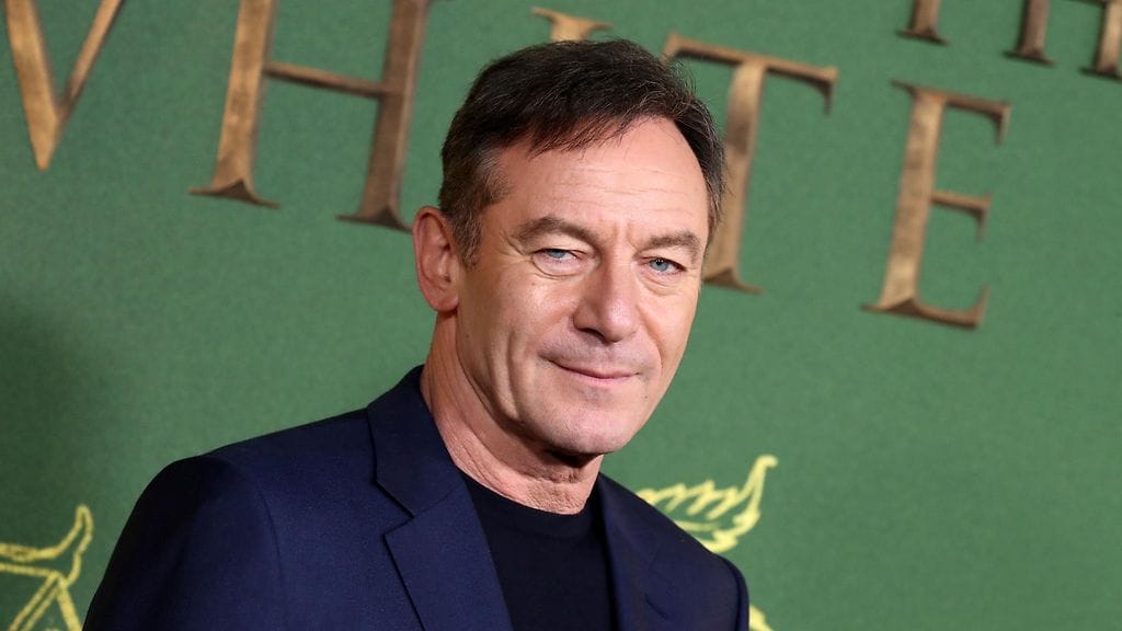 Jason Isaacs näyttelee The White Lotus -sarjan kolmannella tuotantokaudella perheenisä Timothy Ratliffia, jonka elämä alkaa romahtaa kesken luksusloman.
