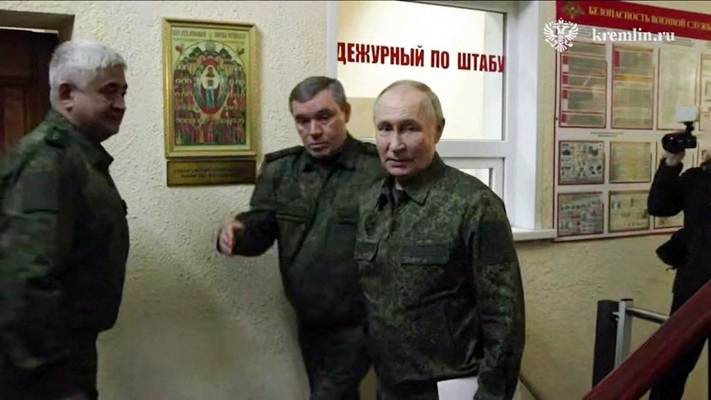 Putinin kuvat ovat Kremlin julkaisemia.