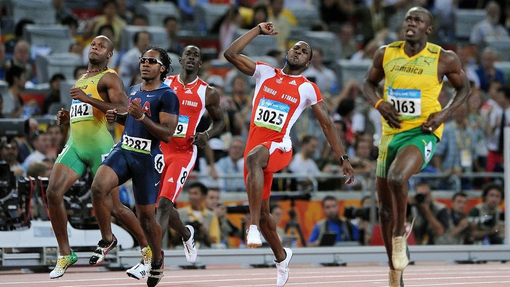 Usain Bolt (oik.) leikitteli muiden kustannuksella vuoden 2008 olympiafinaalissa Pekingissä. Asafa Powell (vas.) jäi vasta viidenneksi.