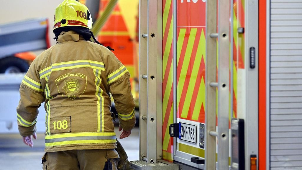 Henkilöauto oli veden alla veneenlaskupaikalla Kotkan Suulisniemessä.