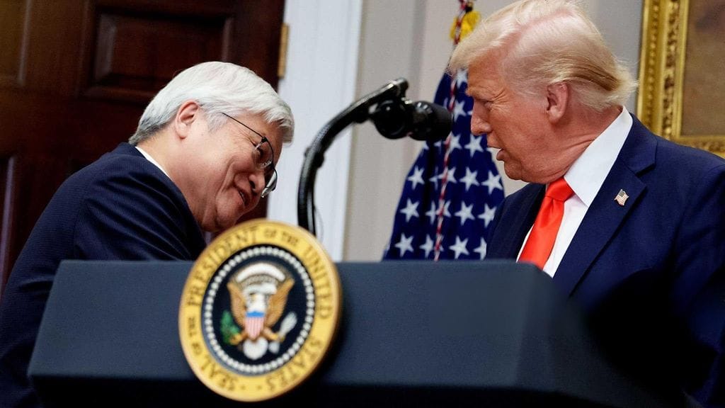 Yhdysvaltain presidentti Donald Trump yhdessä Taiwanin puolijohdeyhtiö TSMC:n toimitusjohtajan C.C. Weinin kanssa Valkoisen talon Roosevelt-huoneessa 3. maaliskuuta 2025 Washingtonissa.