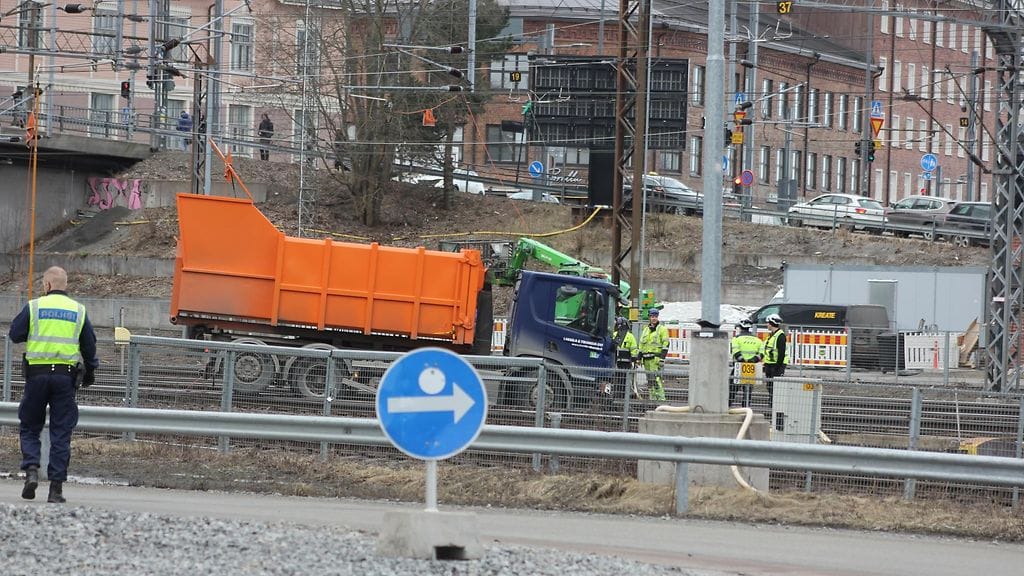 Kuorma-auto ajautui junaraiteille Tampereella 20.3.2025.