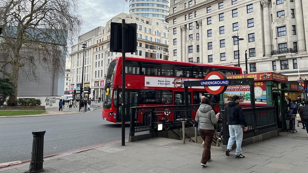 Tessaliina Ilmelä joutuu viettämään Lontoossa ylimääräisen vuorokauden Heathrow’n lentokentän laajan sähkökatkon takia. (1)