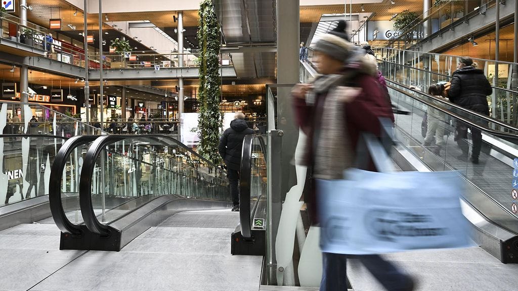 Kuvituskuvassa ihmisiä ostoksilla kauppakeskus Sellossa Espoossa 15. helmikuuta.