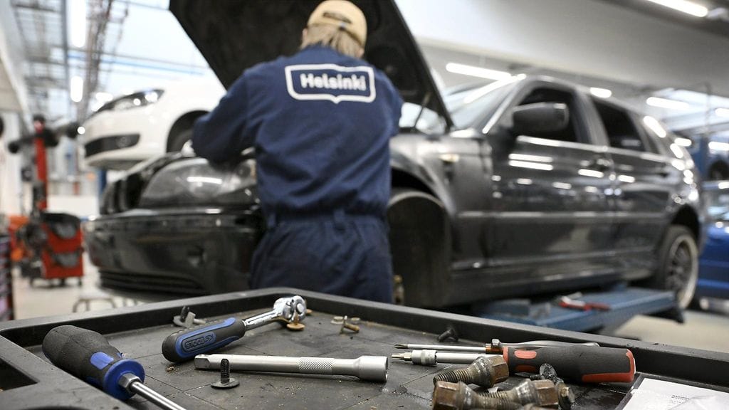 LK 31.3.2025 Opiskelija opiskelemassa autoalaa ammattioppilaitoksessa.