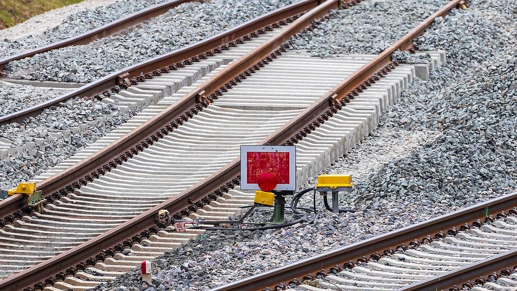 Poliisi tutkii tapausta, jossa junaraiteille oli asetettu puunrunkoja ja kiviä Espoossa. Kuvituskuva.