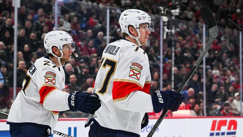 Eetu Luostarinen (vasemmalla) keräsi neljä syöttöpistettä ja Niko Mikkola näytteli erikoista roolia, kun Florida Panthers kaatoi harjoitusottelussa Tampa Bay Lightningin 7–0.