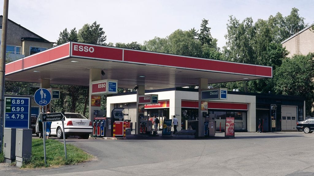 Esson Lauttasaaren huoltamo heinäkuussa 2001