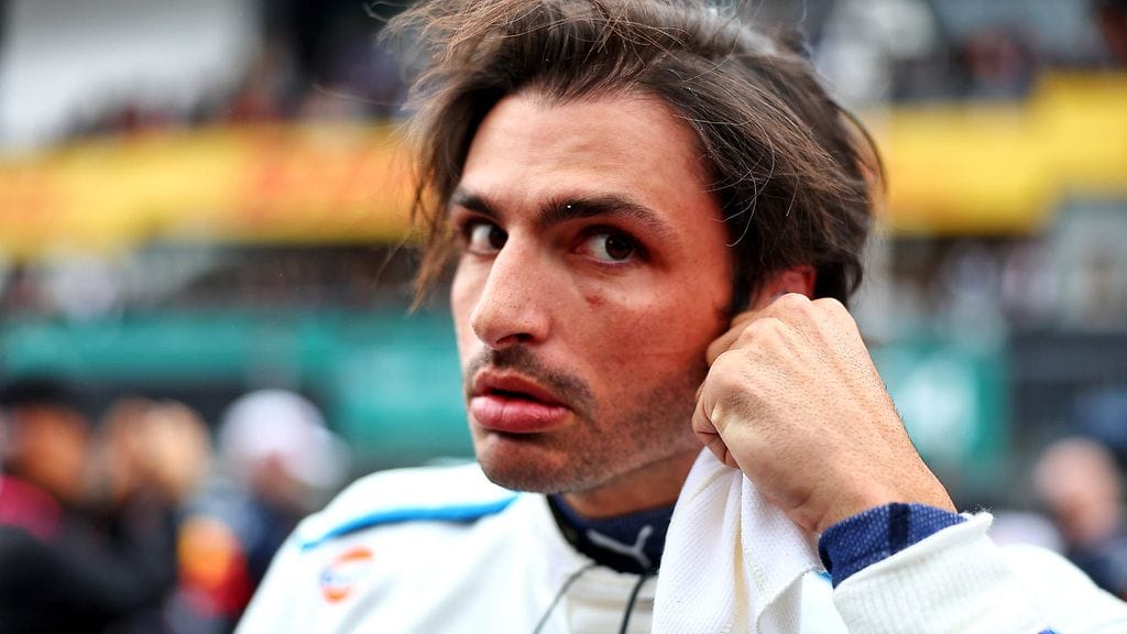 Carlos Sainzin viikonloppu Japanissa oli vaikea. Aika-ajoissa napsahti kolmen ruudun lähtöruudukkorangaistus. Sunnuntaina tuli sakkoa.