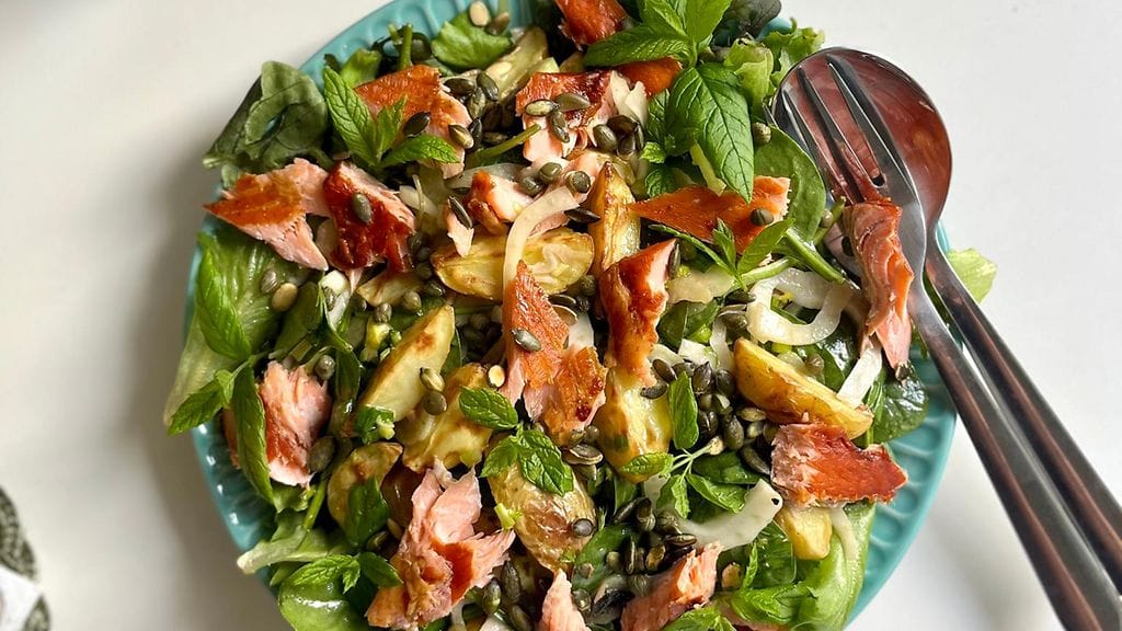 Lämmin peruna-savukalasalaatti sopii pääsiäisen brunssipöytään.