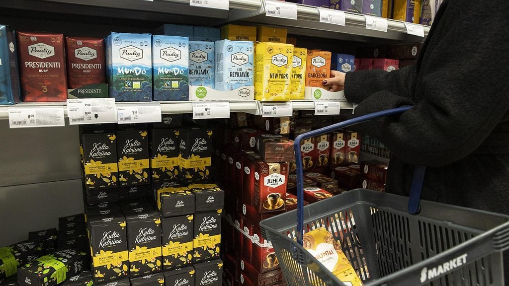 Pauligin ja Meiran kahvia S-marketissa Helsingissä 15. maaliskuuta 2023.