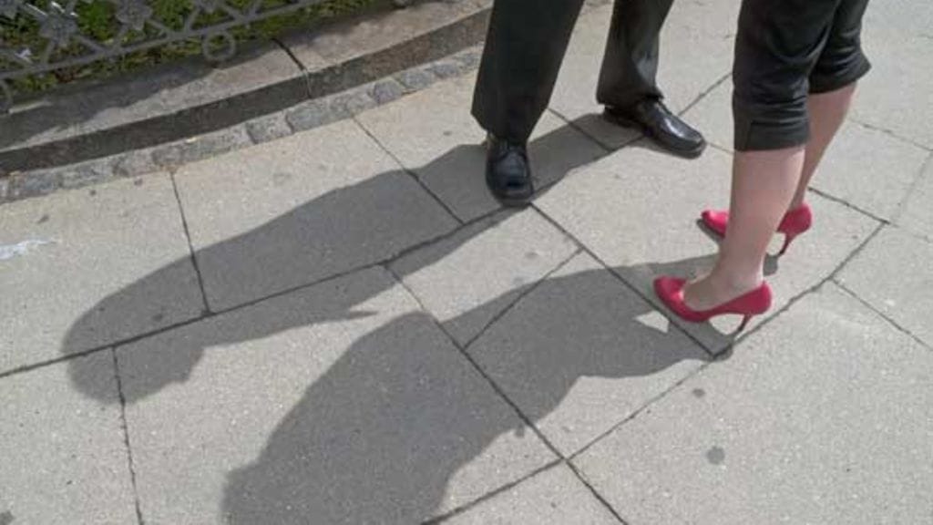 Tavanomaisesta poikkeava suhde toimii. Kuvan henkilöt eivät liity haastatteluun.