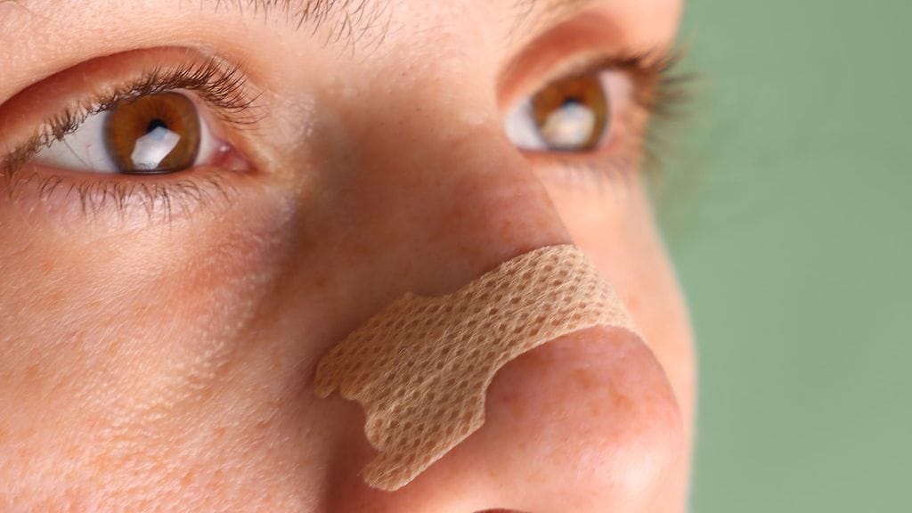 Unilääkärin mukaan nenäteipit ovat turvallisempi vaihtoehto suuteippeihin verrattuna.