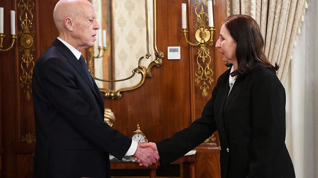 Tunisia vastavalittu pääministeri Sarra Zaafrani Zenzri (oik.) kätteli presidentti Kais Saiedia maaliskuussa.
