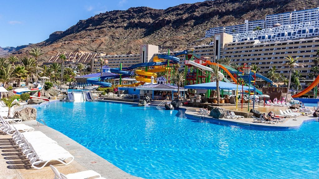 Espanjalaislehti El Diario kertoo, että 2-vuotias tyttö tukehtui leipäpalaan uima-altaalla Tauritossa Kanariansaarilla lauantaina.