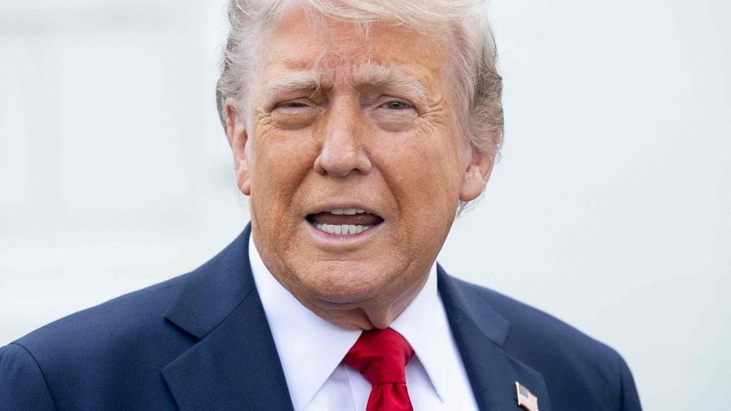 Presidentti Donald Trumpin (kuvassa) mukaan huthit ovat antautuneet.