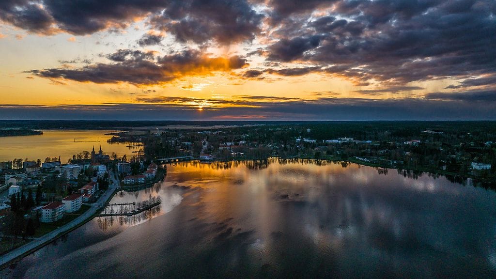 Auringonlasku väritti maisemaa Sastamalassa torstai-iltana 24. huhtikuuta 2025.