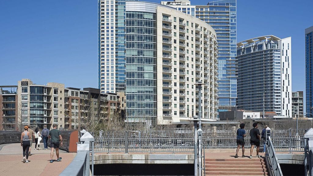 Kuvassa ihmisiä Pflugerin jalankulkusillalla Austinissa Texasissa.