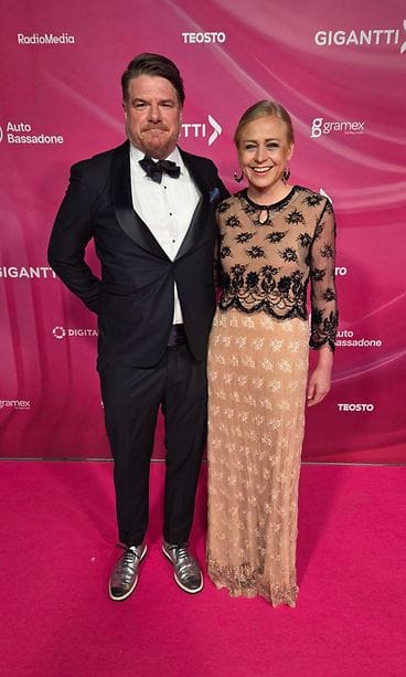 Ulkoministeri Elina Valtonen hehkui punaisella matolla Radiogaalassa vierellään puoliso Jussi Heikelä.