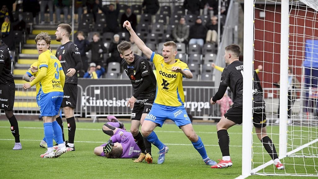 Gnistanin pelaajat ehtivät jo juhlia loppuhetkien tasoitusta KuPSia vastaan, kunnes erotuomari puuttui peliin.