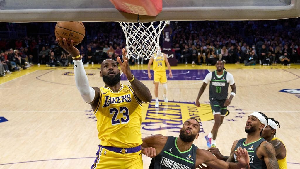 LeBron Jamesin (vas.) ja Los Angeles Lakersin kausi päättyi pettymykseen.