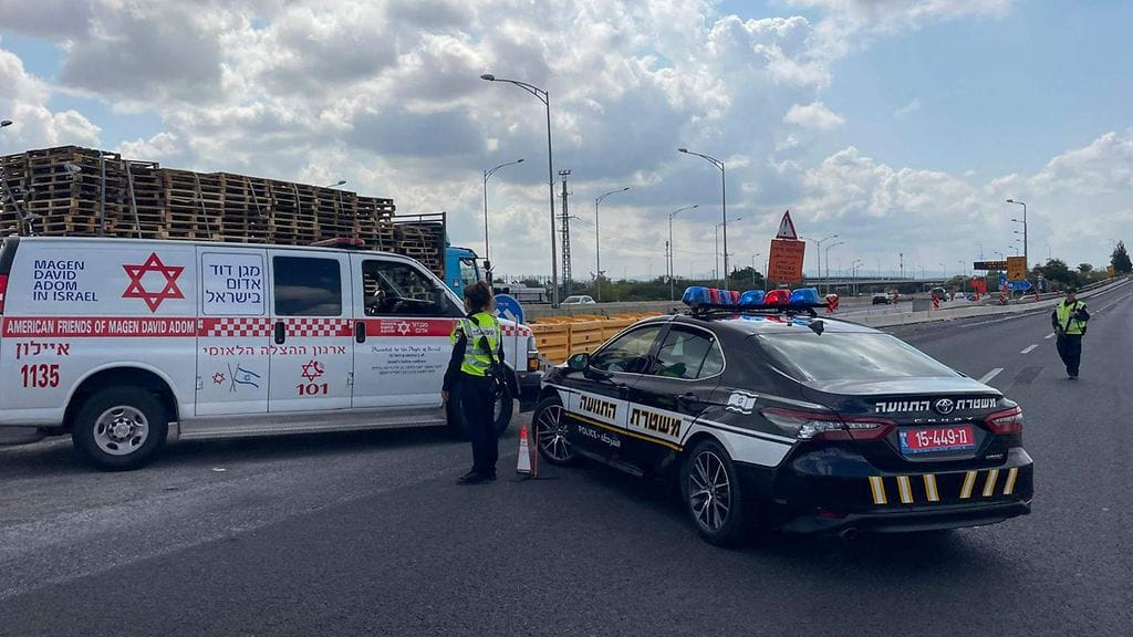 Israelin poliisi ja ambulanssi Ben Gurionin lentokentän sisäänkäynnillä sen jälkeen, kun kentän lähistölle osui Jemenistä laukaistu ohjus sunnuntaina.